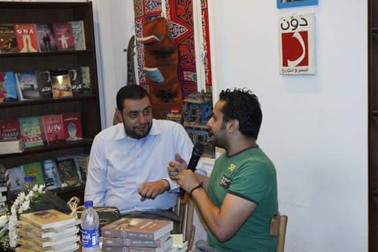 الكاتب أيمن العتوم والكاتب أمير عاطف في ندوة في بيت دون بالقاهرة