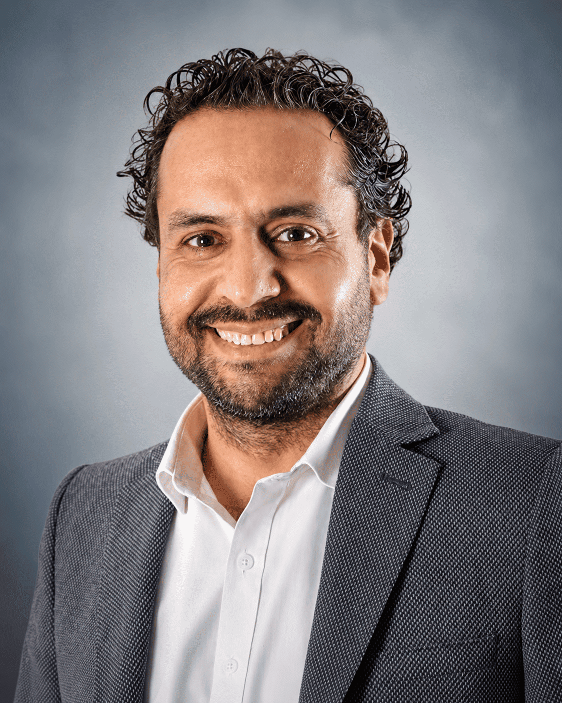 الكاتب والروائي المصري أمير عاطف مقدم الاستشارة الأدبية